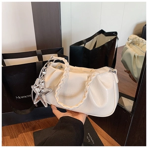 Détail du sac nuage en cuir ciré blanc avec poignée tressée et breloque en étoile
