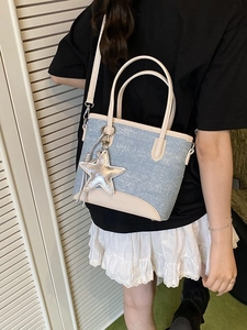 Sac fourre-tout en denim bleu avec bandoulière en cuir crème et breloque étoile