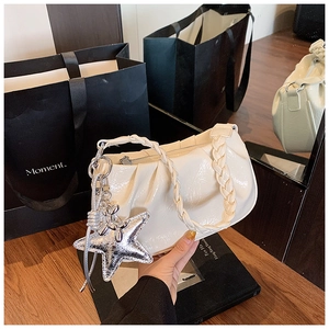 Détail du sac nuage plissé blanc avec poignée tressée et pendentif étoile