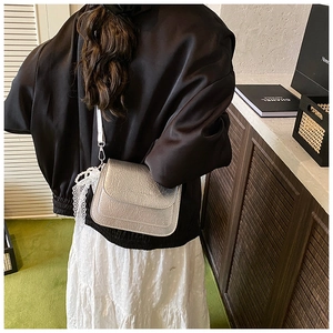 Petit sac bandoulière argenté texturé avec accessoire nœud en dentelle blanche