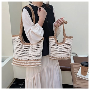 Dettaglio della borsa tote in maglia traforata e pochette con tracolle a contrasto