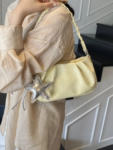 Sac nuage jaune crème chic en cuir plissé huilé avec bandoulière tressée élégante