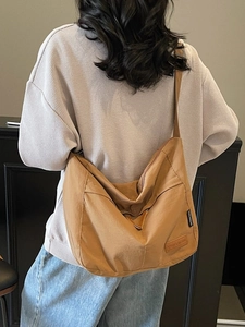 Sac fourre-tout bandoulière en toile marron pour femme grande capacité sur modèle