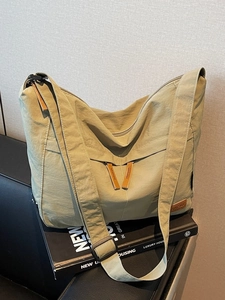 Grand sac bandoulière en nylon vert olive avec bandoulière large réglable et détails cuir