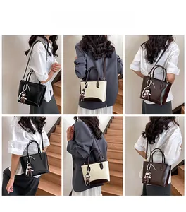 Trois sacs seaux en cuir élégants en noir, marron et crème avec breloques poupées