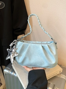 Sac nuage plissé en cuir ciré bleu clair avec breloques argentées et poignée tressée