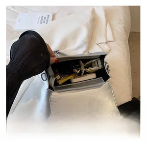 Vue intérieure du sac à dos argenté métallisé montrant sa grande capacité