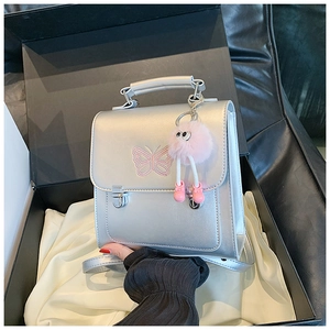 Petit sac à dos argenté avec broderie papillon rose et pendentif en peluche doux