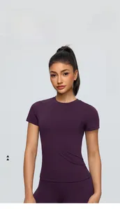 Détail du tissu du t-shirt de yoga violet montrant texture douce et élasticité