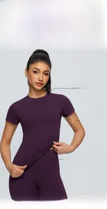 Détail du col rond bordé et du tissu de sport hautement élastique en violet foncé