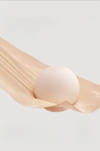 Gros plan sur le tissu de yoga extensible couleur abricot et sa texture veloutée douce