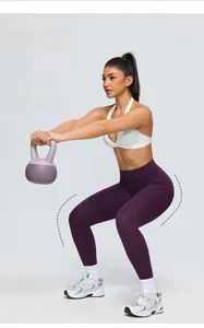 Gros plan sur le legging de yoga violet foncé haute élasticité avec sensation velours