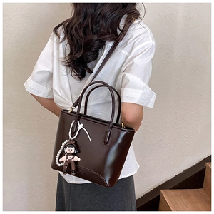 Vue détaillée du sac cabas en cuir PU marron chocolat avec breloque perle dessin animé