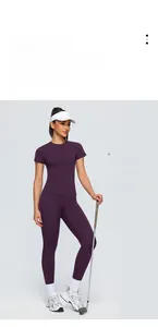 Détail d'un ensemble de yoga violet avec T-shirt cintré et legging de sport taille haute