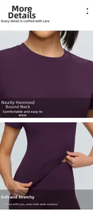 Gros plan sur l'encolure et le tissu élastique de ce t-shirt de sport violet pour femmes
