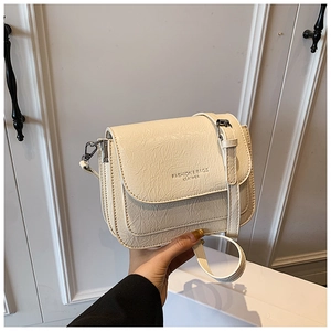Détails du petit sac bandoulière blanc cassé en cuir texturé avec fermoir en métal argent