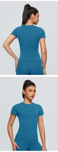 Vue avant et arrière du t-shirt de sport moulant bleu paon à séchage rapide