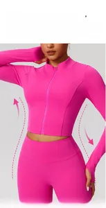 Detalle de chaqueta de yoga rosa intenso de alta elasticidad con cremallera y corte ajustado