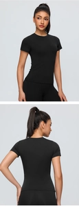 Vue avant et arrière du t-shirt de yoga noir ajusté et du legging pour l'entraînement