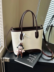 Sac Seau pour Femmes en Cuir PU Bloc de Couleur Sac à Main Mode avec Pendentif de Dessin Animé Chaîne de Künstliche Perles Sac à Bandoulière