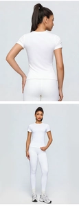 Détails du dos du t-shirt de yoga blanc cintré et de l'ensemble legging de sport assorti