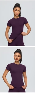 Détail de l'élasticité du tissu d'un ensemble de yoga violet foncé haute extensibilité