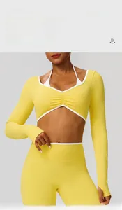 Détail du haut de yoga color-block jaune citron et blanc avec design faux deux pièces sport