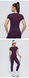 Détail du dos et vue complète d'un ensemble de yoga violet foncé avec t-shirt à manches courtes