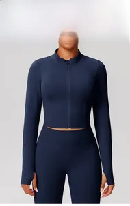 Détail de la veste de yoga bleu foncé avec zip, col montant et design à passe-pouce