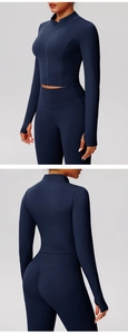 Détails de la veste de yoga bleu marine avec col zippé et poignets à passe-pouce