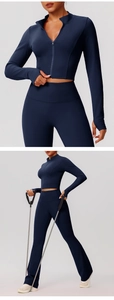 Détail de la veste de yoga bleu marine avec passe-pouces et legging évasé