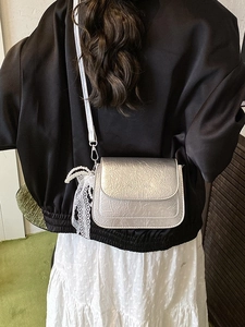 Sac bandoulière argenté à texture froissée avec perles et nœud en dentelle