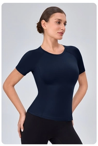 Detail of dark blue quick-dry fitness shirt with slim fit crew neck and raglan sleeves