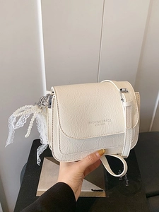 Petit sac bandoulière blanc minimaliste en cuir plissé avec détail nœud et perles