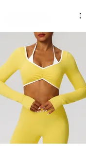 Détail du haut court jaune à manches longues avec brassière blanche et legging à taille haute
