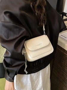 Petit sac bandoulière crème en cuir avec pompon perlé et boucles argentées