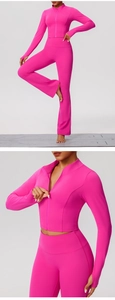 Détail du col montant zippé et de la texture du tissu de l'ensemble de yoga magenta