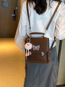 Sac à dos marron en cuir PU avec broderie papillon et pendentif en peluche rose