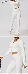 Détails de la veste de sport zippée blanche et du pantalon de yoga évasé pour femme