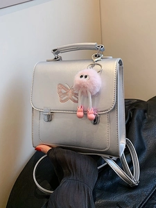 Sac à dos en cuir argenté avec broderie papillon rose et breloque peluche
