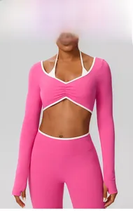 Ensemble de yoga rose à manches longues avec bordure blanche et haut court froncé