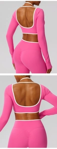 Détail du haut de yoga rose vif avec dos nu en U profond et liseré blanc contrasté élégant