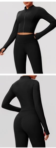 Détail de la manche avec passe-pouce et legging de sport à taille haute avec fronces