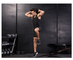 Herren Kompressionsset aus Weste und Shorts beim intensiven Fitness-Training
