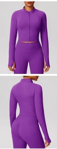 Détail de l'ensemble de yoga violet avec manches passe-pouce et legging taille haute