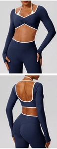 Détails de l'ensemble de yoga bleu marine avec haut à col en V et legging froncé
