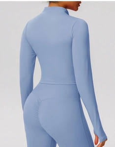 Détail de la couture en V au dos et du design froissé sur le legging de yoga moulant