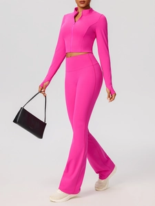 Veste de sport zippée rose vif avec passants de pouce et pantalon de yoga évasé assorti