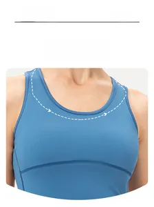 Dettaglio dello scollo del reggiseno sportivo blu con cuciture piatte e tessuto traspirante