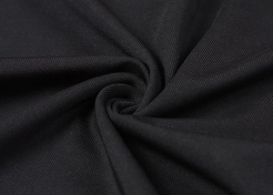 Makroaufnahme von schwarzem Funktionsgewebe zeigt feine Strickstruktur und weichen Fall